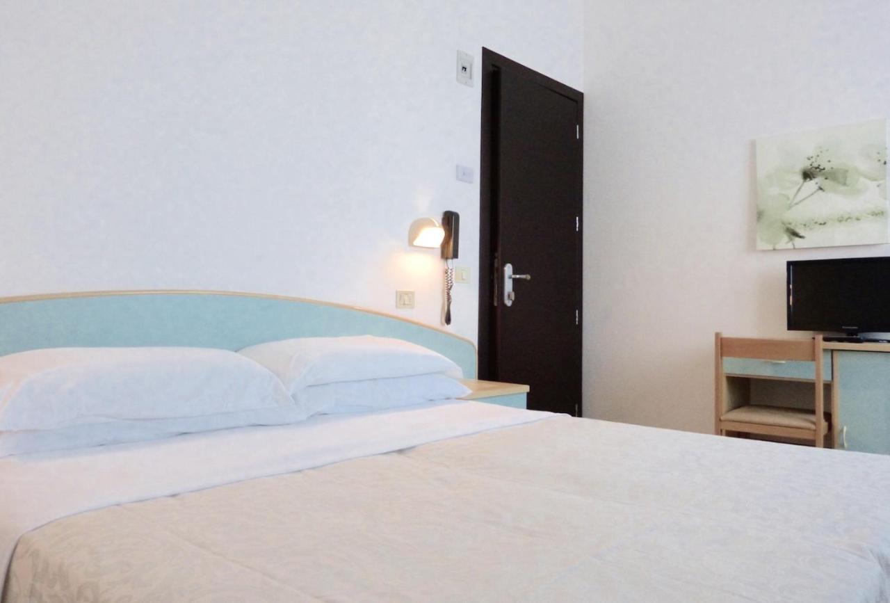 Hotel D'Annunzio Каттолика Экстерьер фото