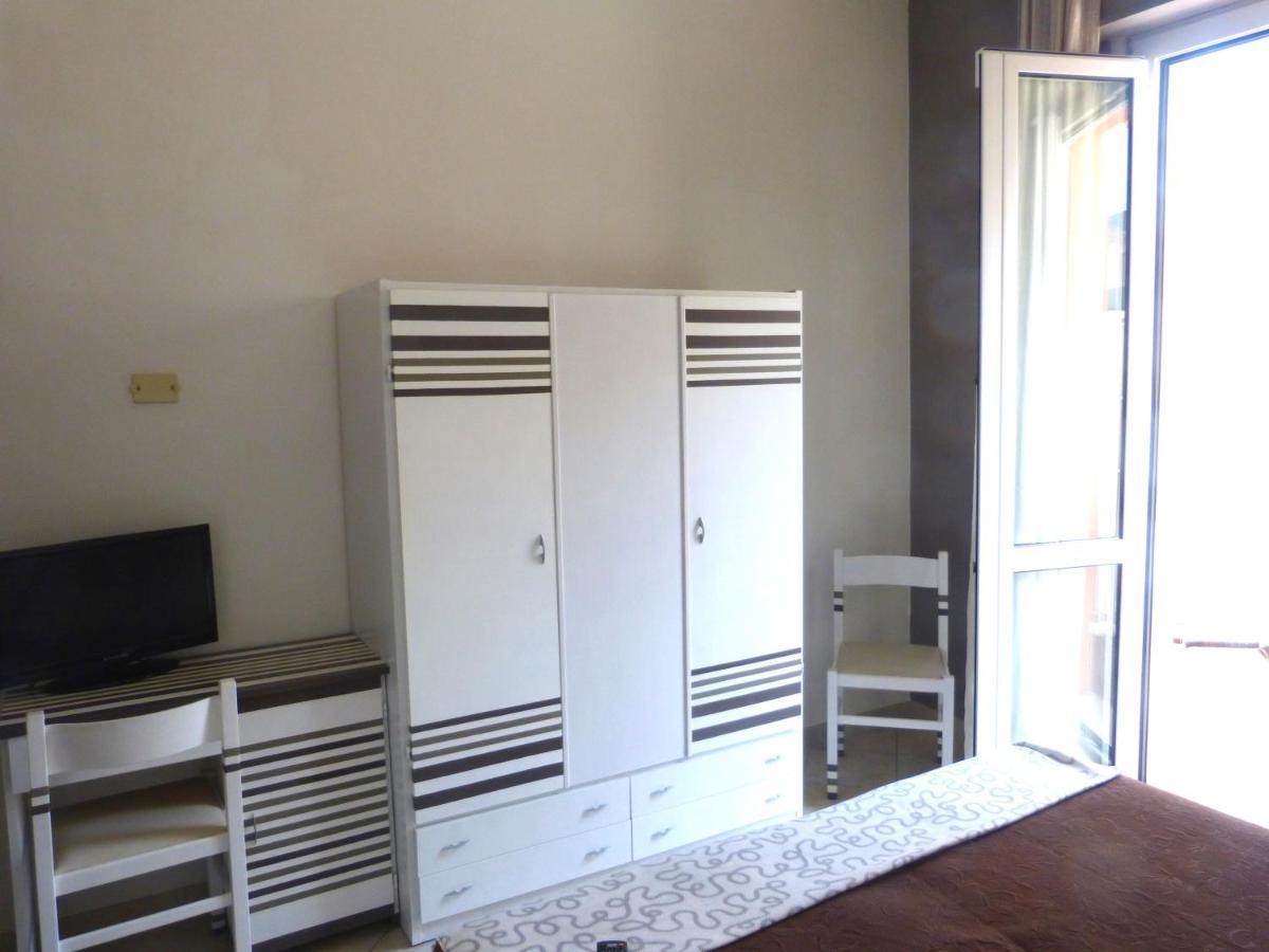 Hotel D'Annunzio Каттолика Экстерьер фото