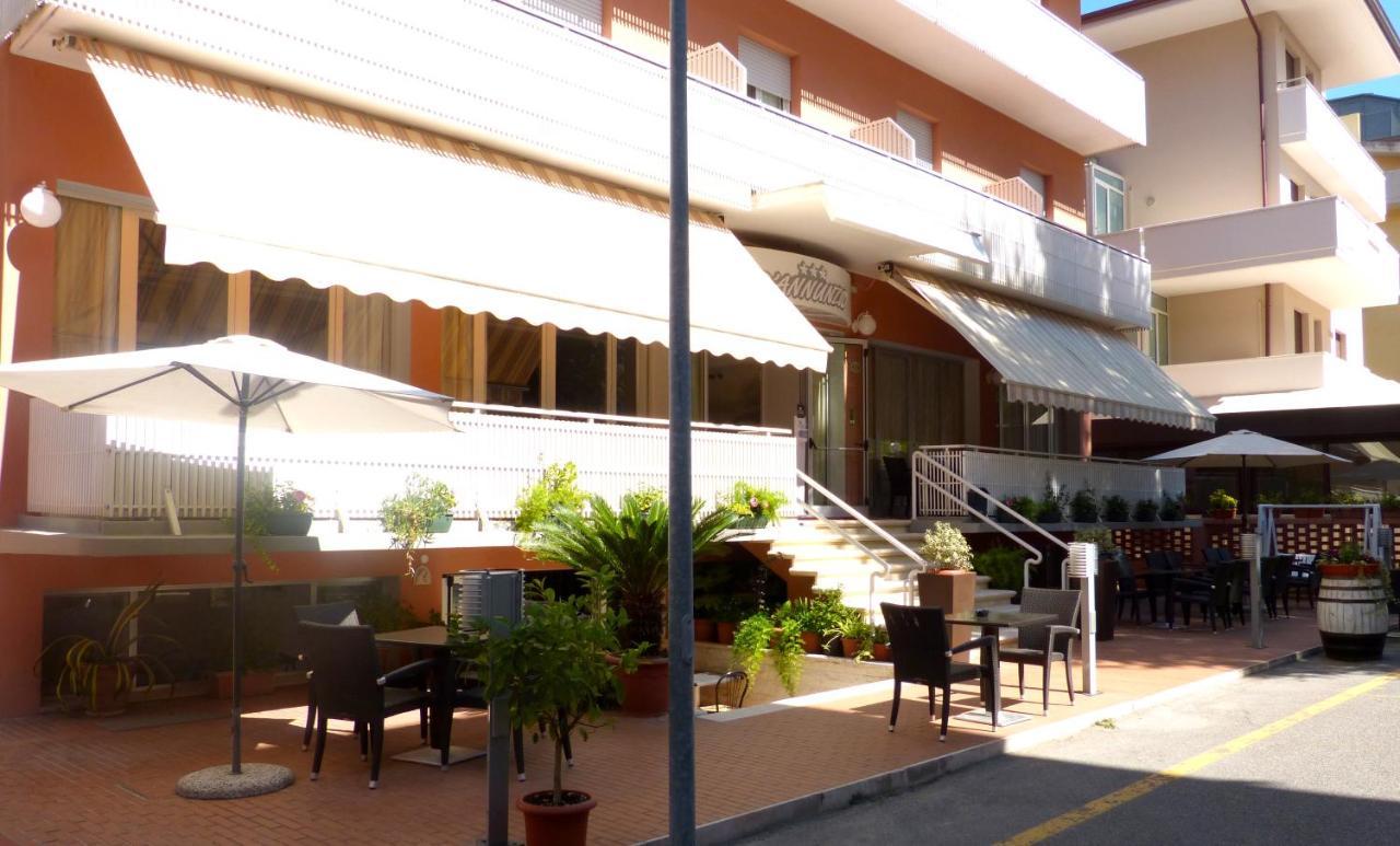 Hotel D'Annunzio Каттолика Экстерьер фото
