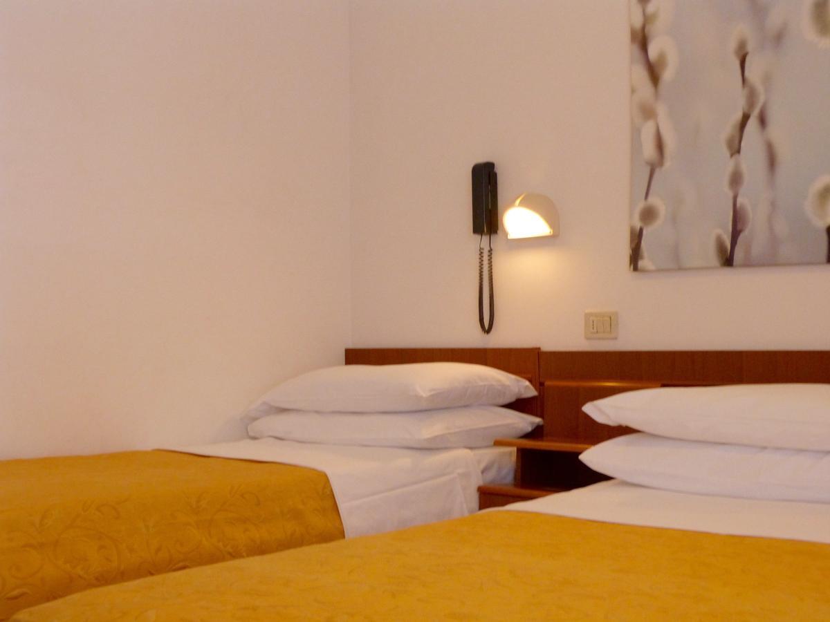 Hotel D'Annunzio Каттолика Экстерьер фото