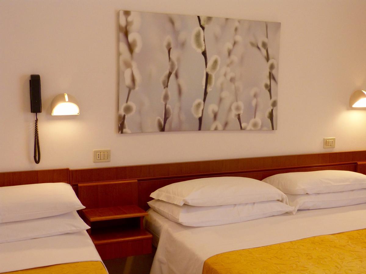 Hotel D'Annunzio Каттолика Экстерьер фото
