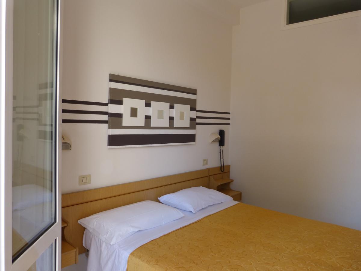 Hotel D'Annunzio Каттолика Экстерьер фото