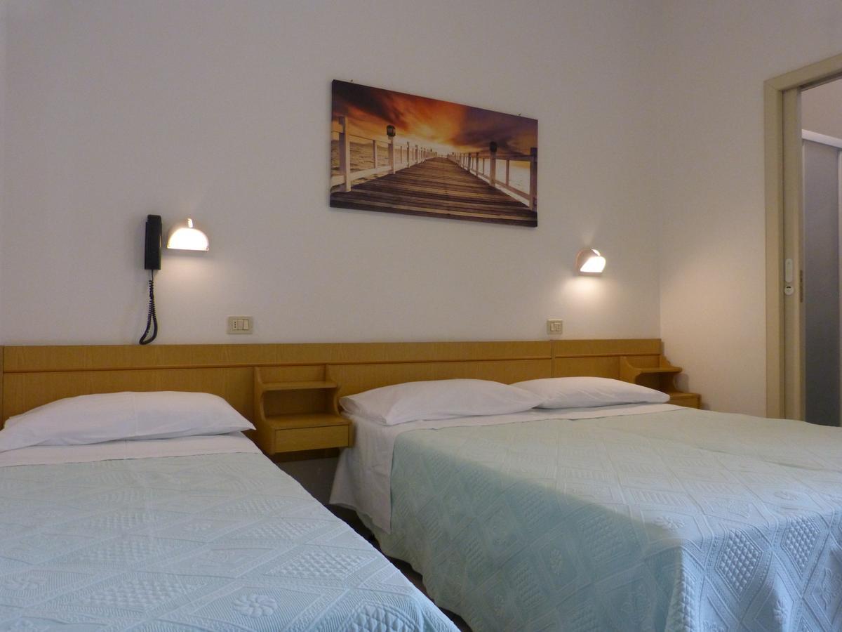 Hotel D'Annunzio Каттолика Экстерьер фото